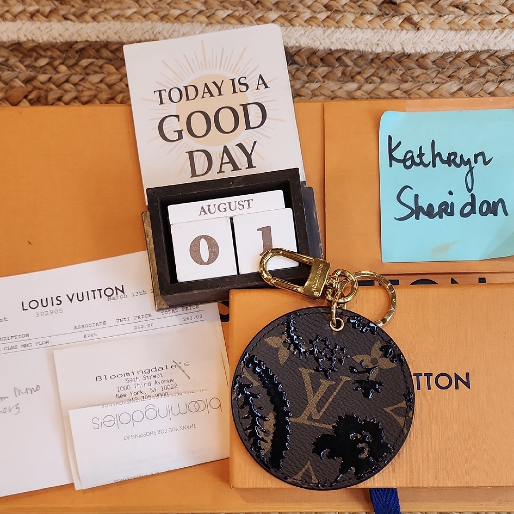 EXCELLENT CONDITION RARE Louis Vuitton MONOGRAM FLOWER BLOSSOM KEY CHARM CLES